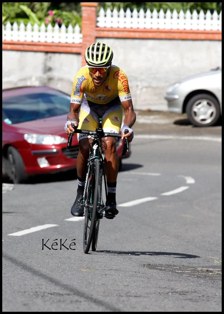 Boris Carène seul à l’effort sous le maillot jaune pendant une course en Guadeloupe.