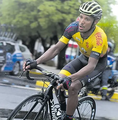 Boris Carène à l’effort sous la pluie pendant une course cycliste.