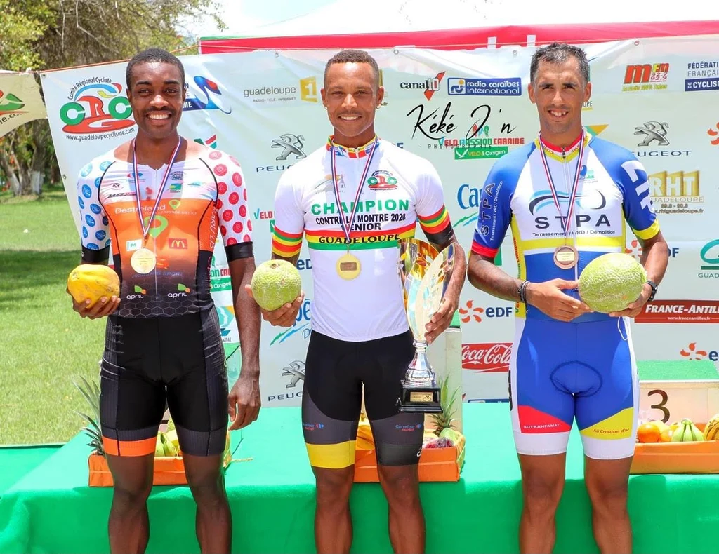 Boris Carène sur la première marche du podium après son titre de champion de Guadeloupe du contre-la-montre en 2020.