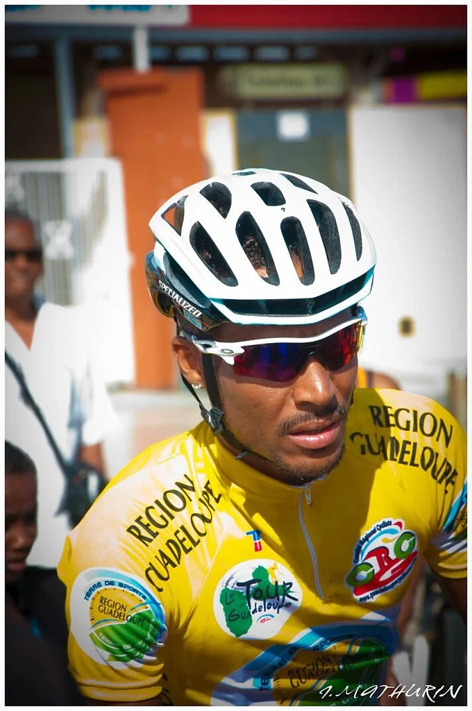 Portrait en gros plan de Boris Carène portant le maillot jaune du Tour de Guadeloupe.
