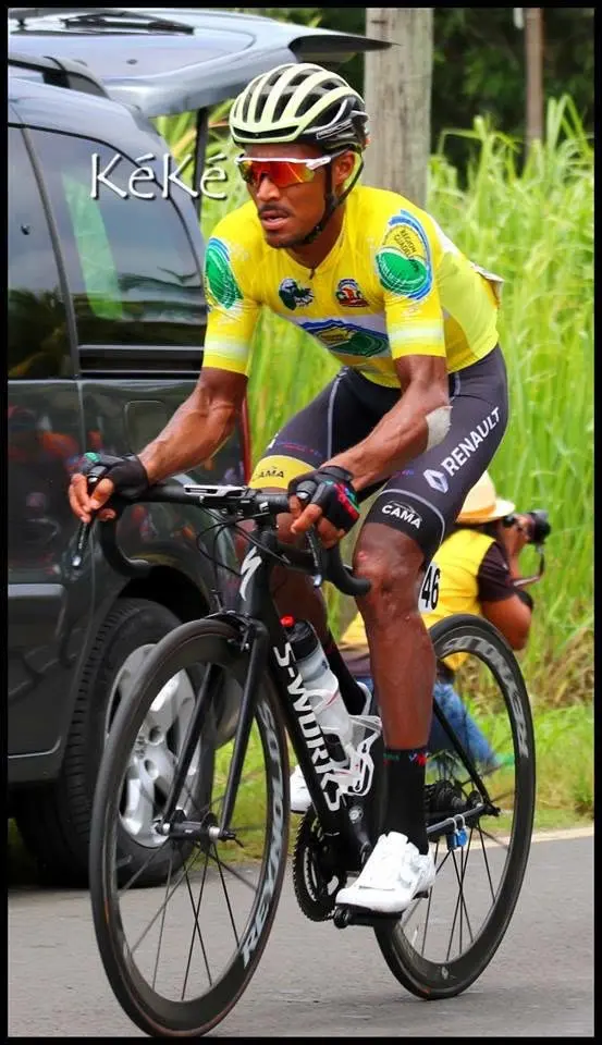 Boris Carène à vélo sous le maillot jaune pendant le Tour de Guadeloupe.