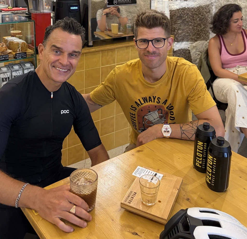 Jeff Tatard et Márcio Borlido réunis autour d’un café au Peloton Café de Viana do Castelo.