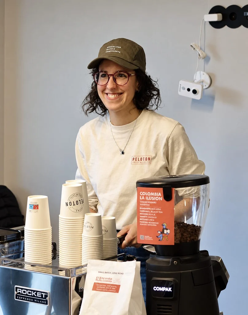 Soraya Borlido, épouse de Márcio et cofondatrice du Peloton Café, derrière le comptoir de l’établissement.