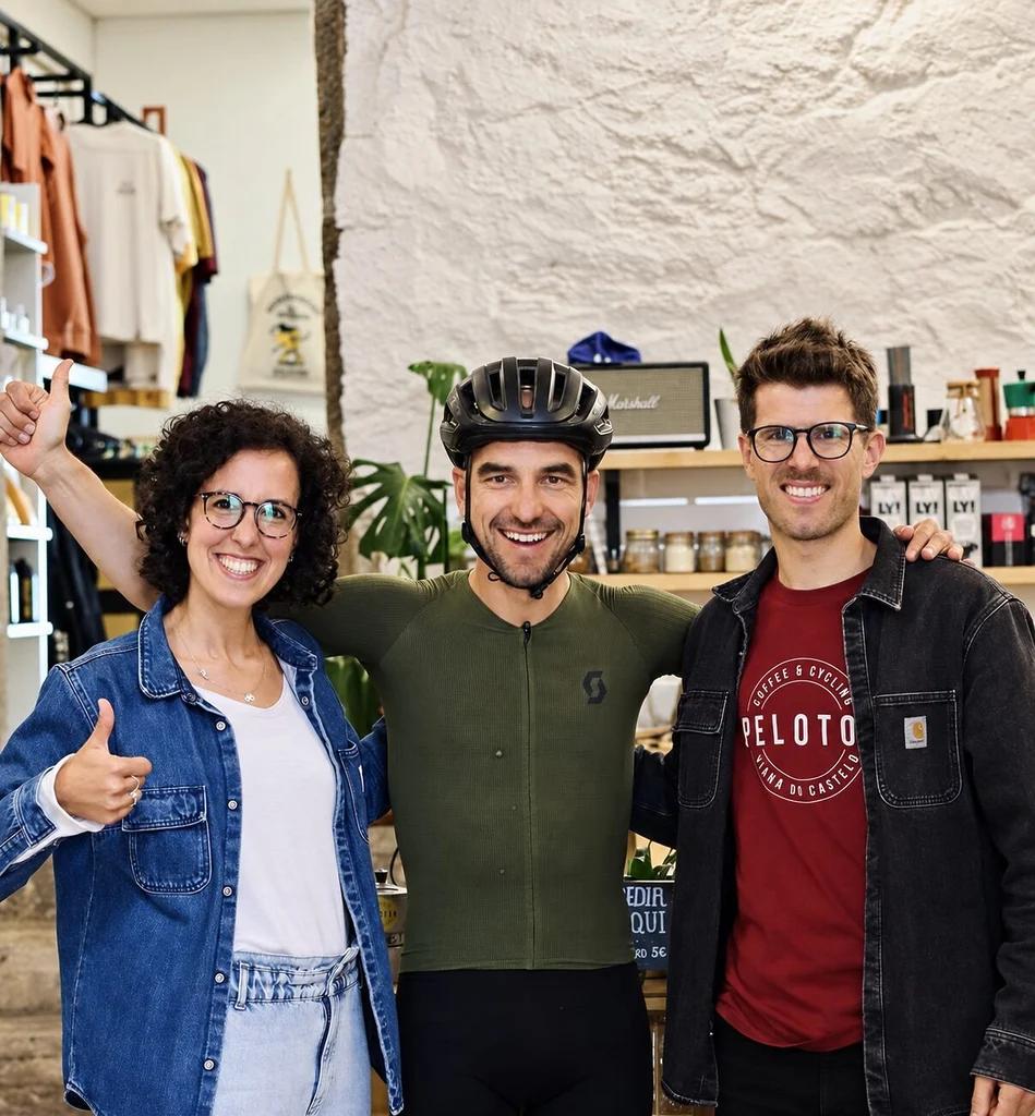 Soraya et Márcio Borlido entourent le champion de VTT Nino Schurter lors de sa visite au Peloton Café.