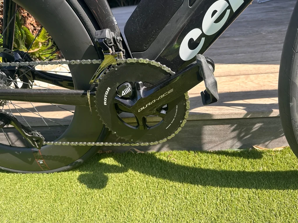 Détail du pédalier du Cervélo P5 de Yann Payen avec plateau Rotor 55 dents, capteur de puissance 4iiii et transmission Shimano Dura-Ace.