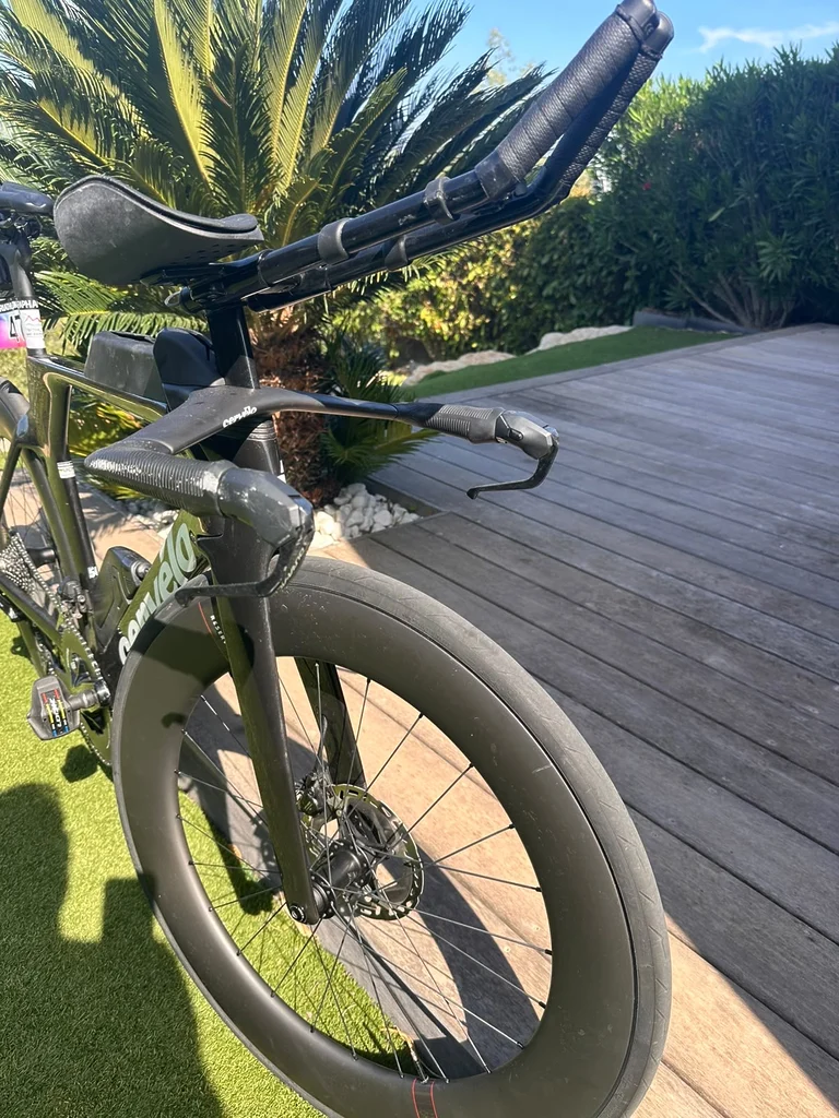 Vue trois-quarts du Cervélo P5 de Yann Payen mettant en évidence le cockpit de triathlon, les prolongateurs et les roues Reserve à profil haut.