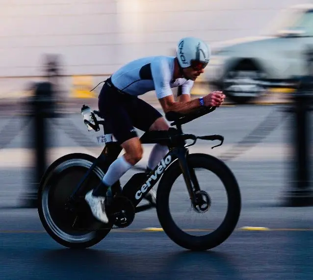 Yann Payen en action sur son Cervélo P5 lors d’un triathlon, en position aérodynamique sur les prolongateurs avec roues à profil haut.