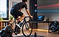 Cycliste qui pédale sur un home-trainer