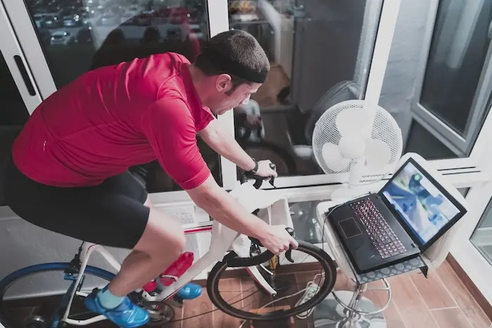 Cycliste sur home-trainer, avec un ventilateur