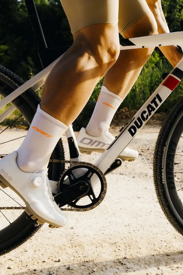 Cycliste en vélo de gravel avec chaussures DMT