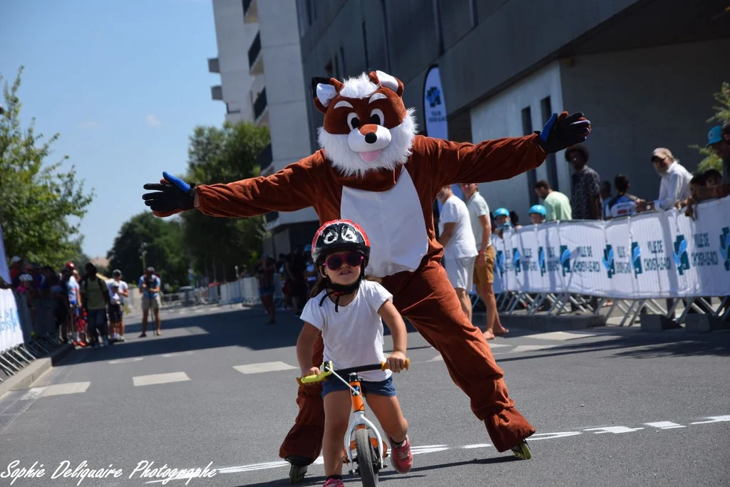 La fille de Jimmy Turgis en draisienne avec la mascotte du Crito’Star à Choisy-le-Roi.