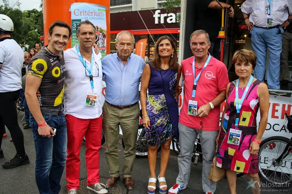 Bernard Hinault avec Éric Ramos et l’équipe du Critérium de Longjumeau.