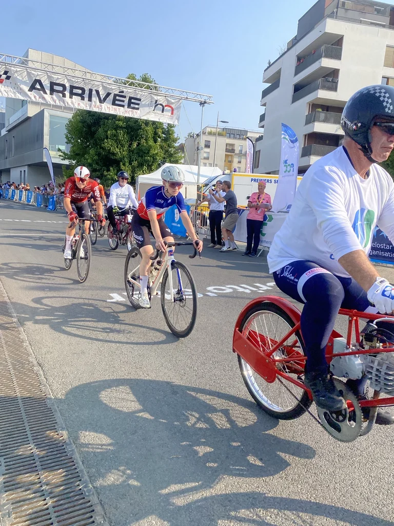 Lise Ménage et Baptiste Veistroffer derrière un derny au Crito’Star 2026.