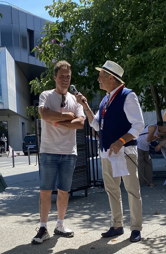 Le carnet d’adresses d’Éric Ramos est aussi l’une des forces du Crito’Star. Ici, il présente Sylvain Chavanel à ses invités lors du repas d’avant-course.