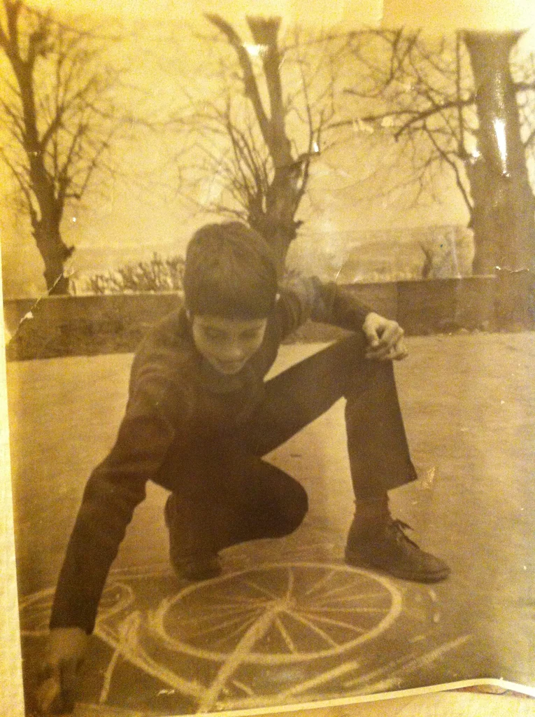 Bien avant le Crito’Star, il y avait déjà le vélo. Enfant, Éric Ramos le dessinait à la craie dans la cour de récréation. Comme si une partie de l’histoire était déjà écrite sur le sol.