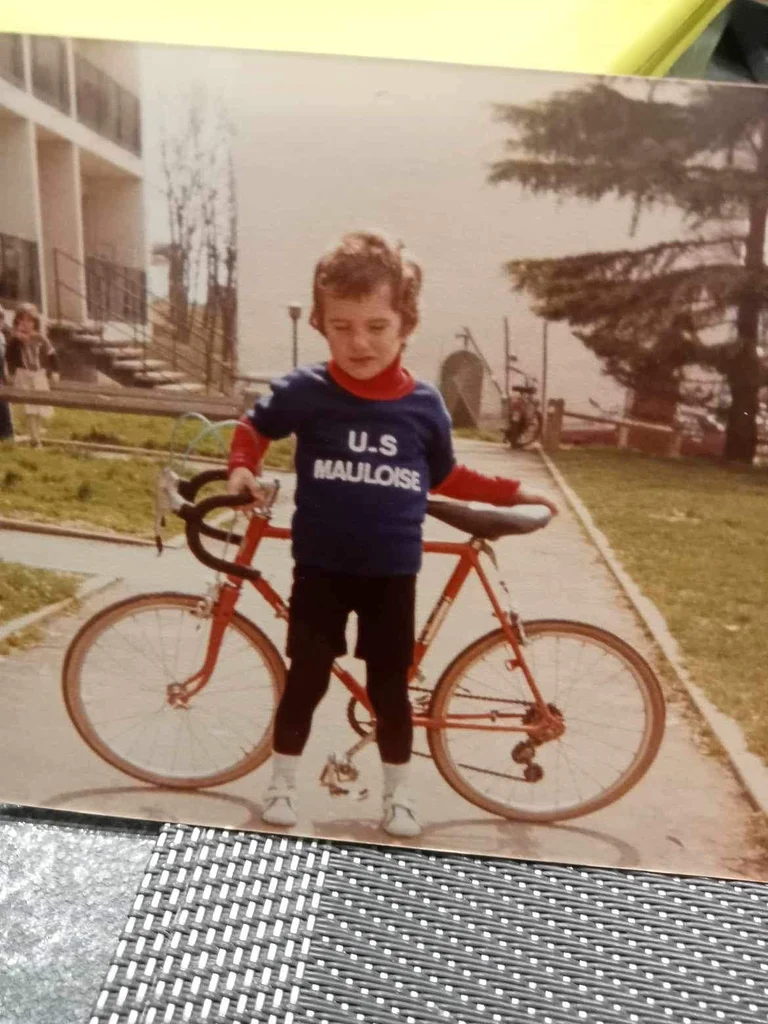 Mathieu Legal Mathieu Legal dans son maillot de l'US MAULE alors qu'il n'a que 3ans