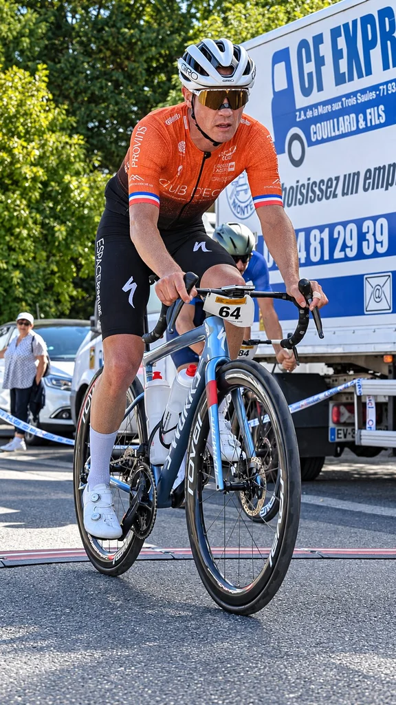 Cyrille Saillard à l’arrivée de la Raymond Martin en septembre 2026, après moins de quatre heures de course durant lesquelles il a consommé sept gels et deux bidons de 750 ml contenant chacun 130 g de glucides, illustration des stratégies modernes de ravitaillement à très haut apport glucidique.