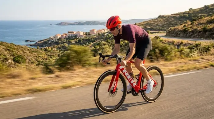 Cycliste en position aérodynamique avec les mains en bas du guidon