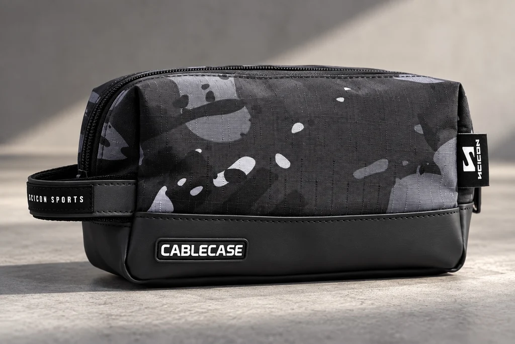 Scicon Electronics Travel Pouch en finition Grey Camo. Petite pochette de 1,5 litre destinée au rangement des câbles, chargeurs et accessoires électroniques de voyage.