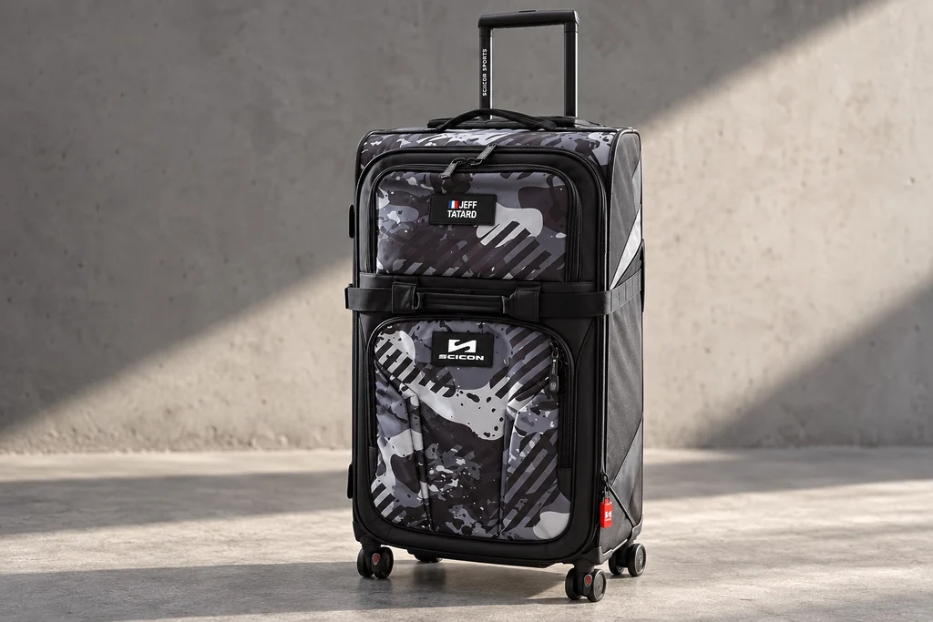 Scicon Luggage 80L 4WD Grey Camo seule, équipée de sa poignée télescopique et de ses quatre roulettes pivotantes. Valise de grande capacité testée pour les déplacements sportifs et les voyages.