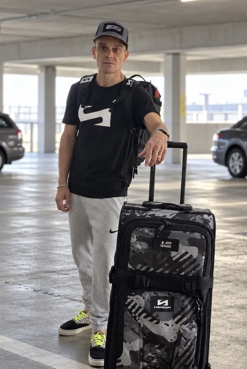 Utilisation réelle de la Scicon Luggage 80L 4WD dans un parking d’aéroport, accompagnée du Backpack Rain Pro 35L. Mise en situation du système de voyage Scicon.