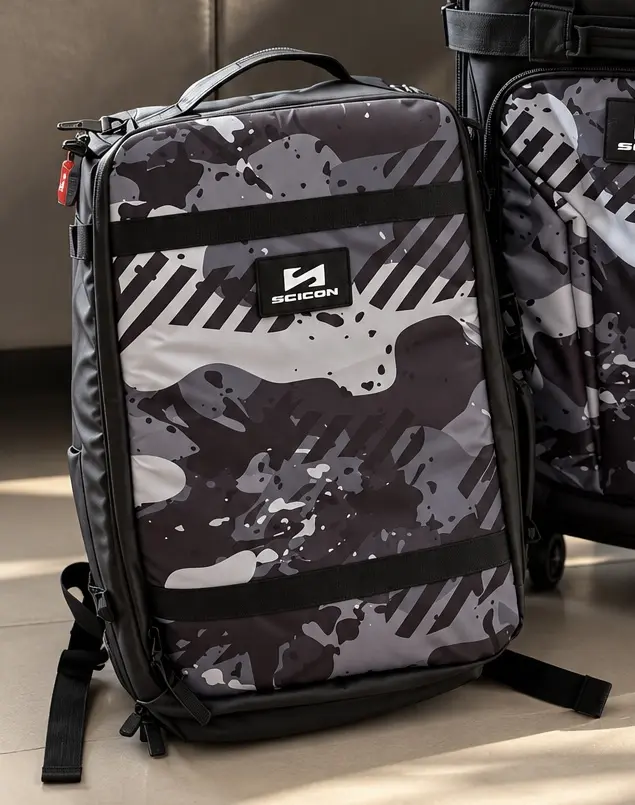 Vue rapprochée du Scicon Rain Pro 35L Grey Camo à côté de la Luggage 80L. Le sac conserve un format compact malgré sa capacité de 35 litres.