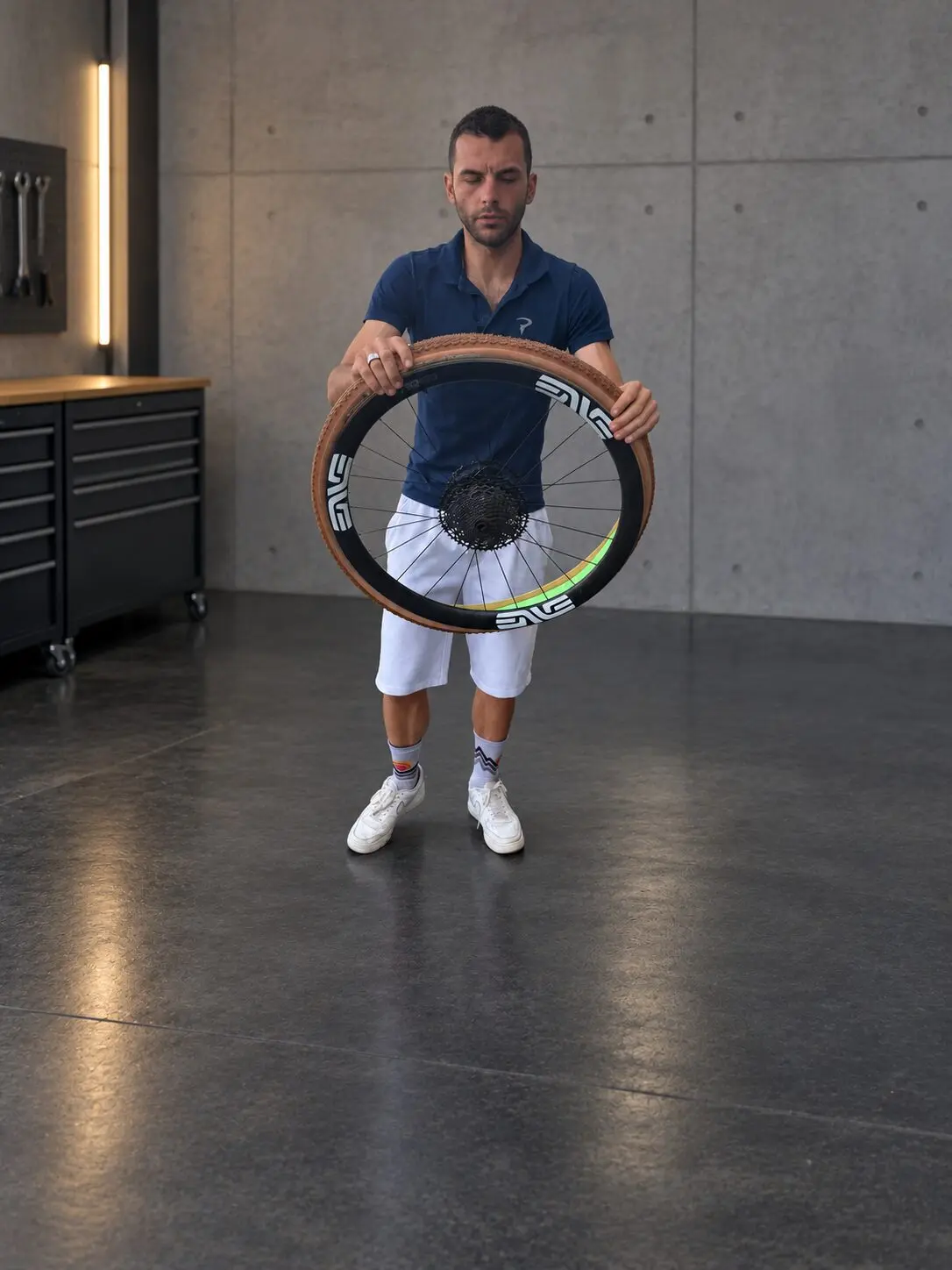 Dany termine à la main la fermeture du Vittoria Terreno Pro T50 avec l’Air-Liner déjà positionné sur l’ENVE AR40.