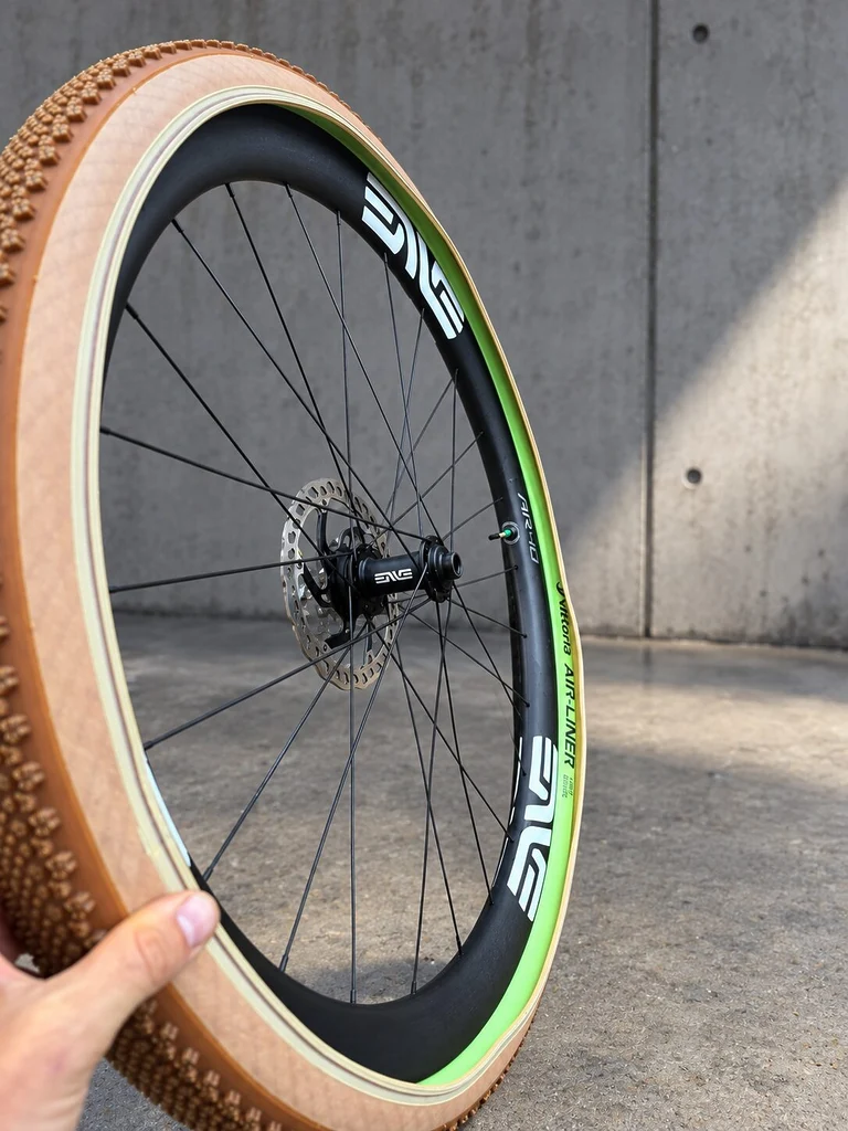 Vittoria Air-Liner Light Gravel installé à l’intérieur d’un pneu gravel de 45 mm sur une roue ENVE AR40, juste avant la fermeture complète de la seconde tringle.