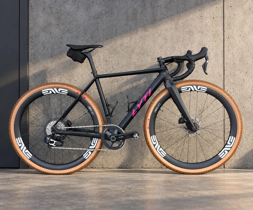 Vélo gravel équipé de deux Vittoria Air-Liner Light Gravel dans des Terreno Pro T50 700x45C montés sur roues ENVE AR40, configuration utilisée pendant plusieurs semaines sur terrains variés.