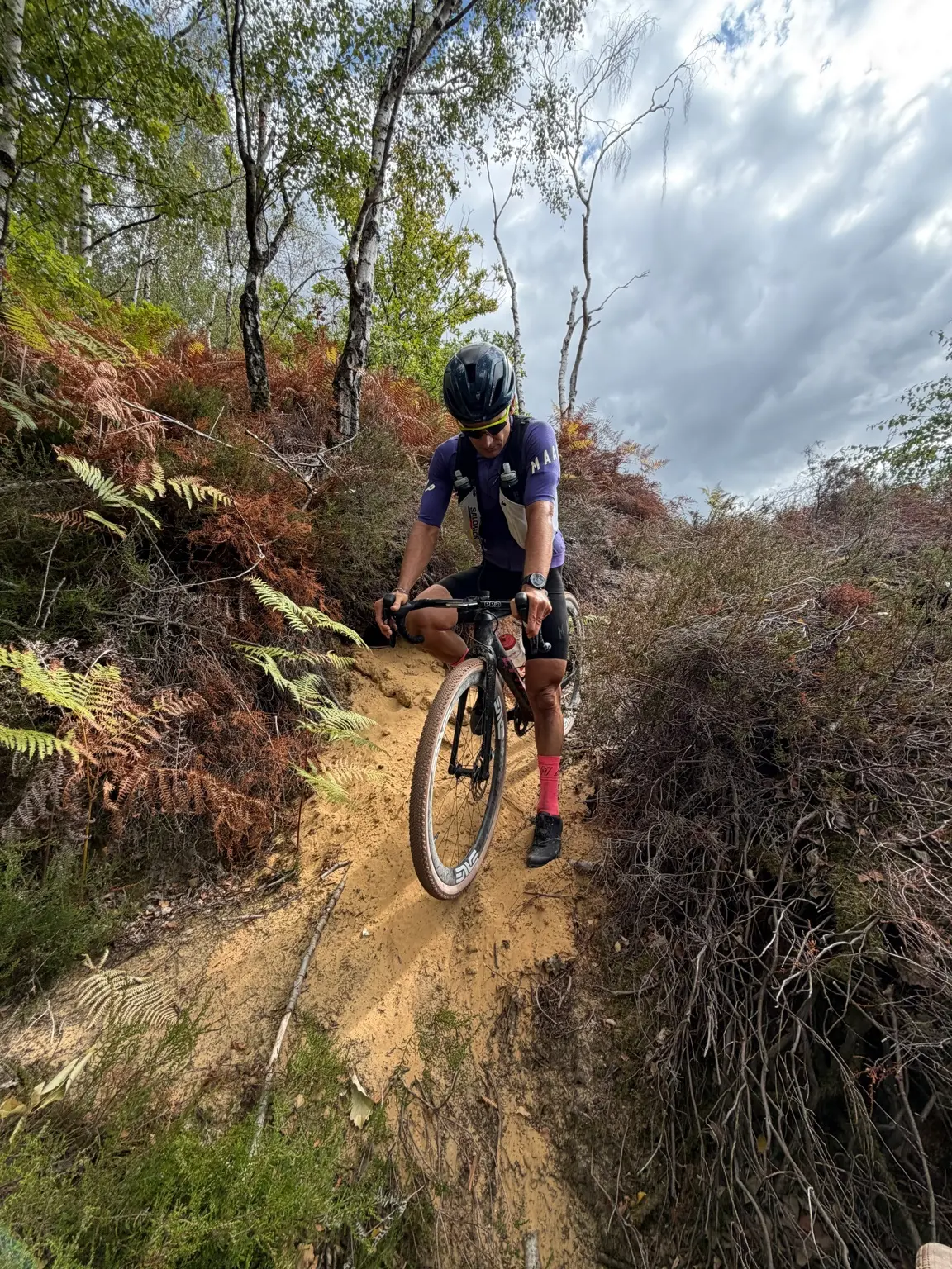Passage technique sur une trace étroite et irrégulière avec les Terreno Pro T50. Le terrain sollicite le volume, le grip et la capacité du pneu à conserver une trajectoire lisible.