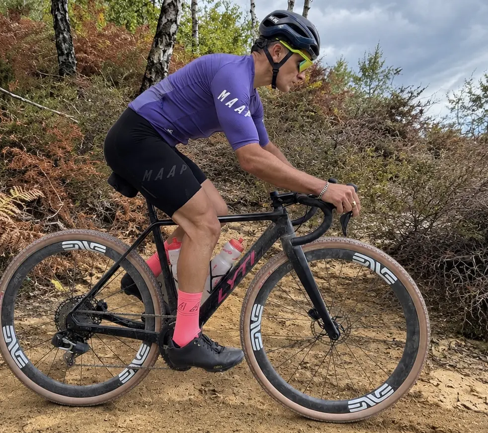 Vittoria Terreno Pro T50 700x45C en action sur une portion gravel rapide, configuration représentative des sollicitations rencontrées sur les formats courts et nerveux.