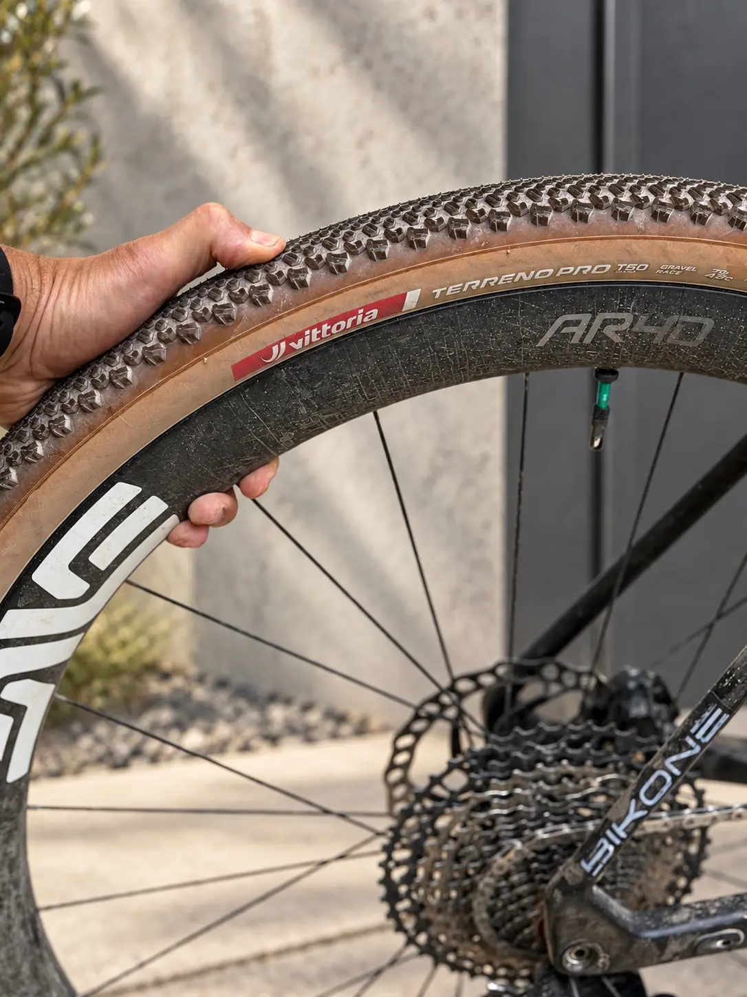 Gros plan du Vittoria Terreno Pro T50 Natural Brown après plusieurs semaines d’utilisation. Le flanc et la roue ENVE AR40 portent les traces des sorties sur terrains secs, poussiéreux et cassants.