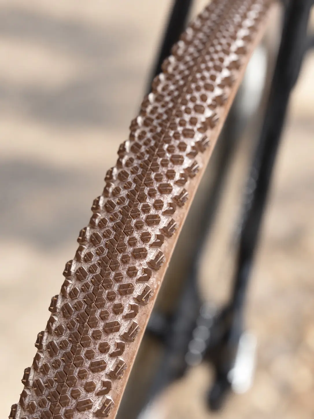 Roue ENVE AR40 montée avec Vittoria Terreno Pro T50 700x45C, Air-Liner Light Gravel, valve Multiway et environ 70 ml de préventif.