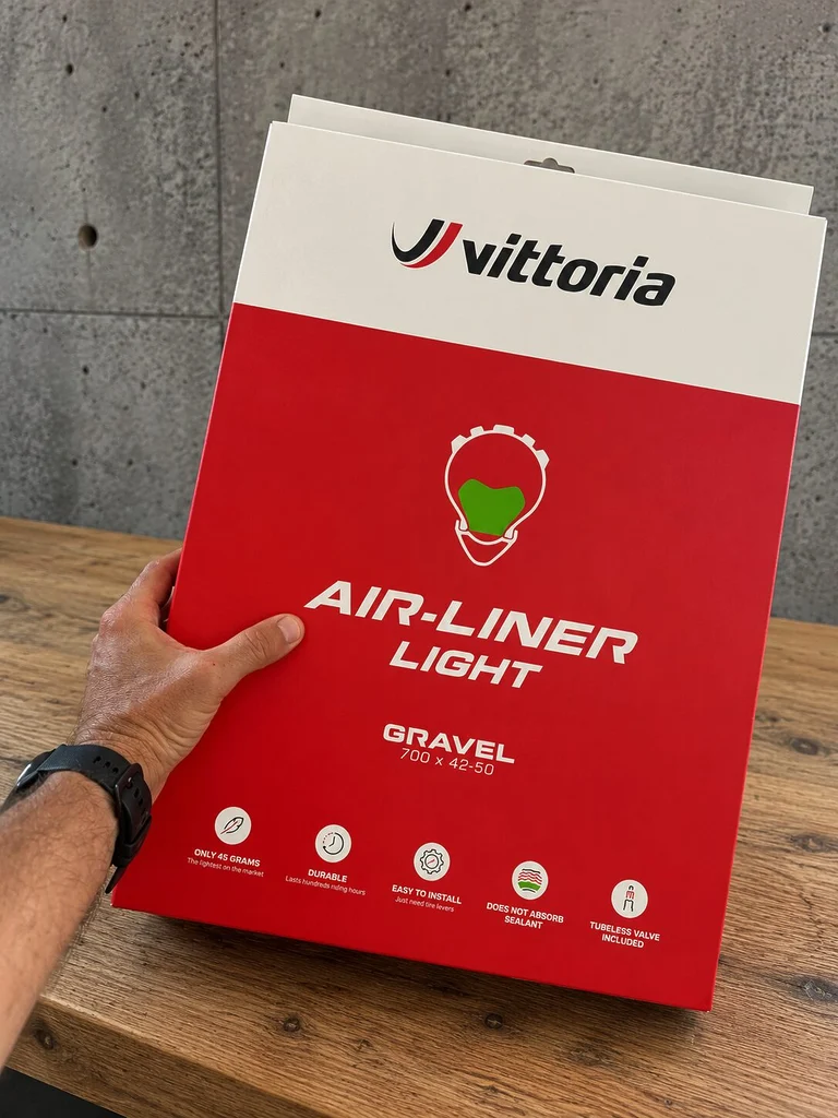 Vittoria Air-Liner Light Gravel 700c x 42–50 mm dans son emballage avant montage. L’insert testé pèse 45 g.