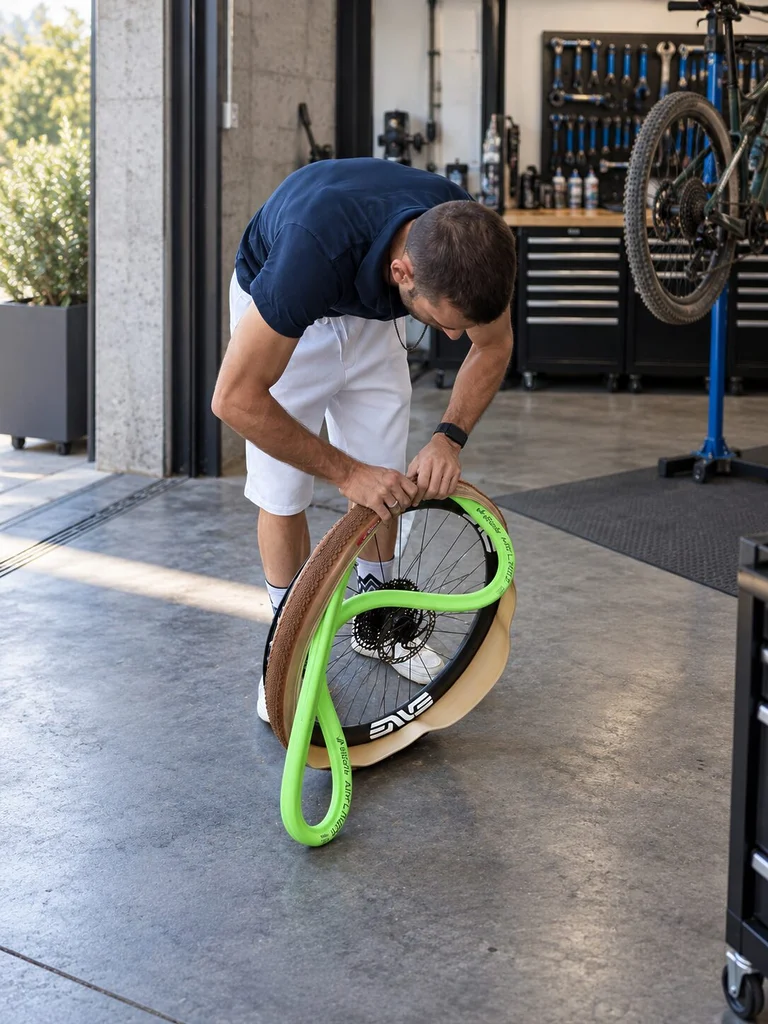 Dany installe le Vittoria Air-Liner Light Gravel dans le pneu avant fermeture de la seconde tringle.