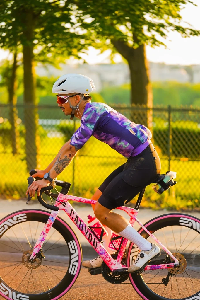 Timothée en action sur son Canyon Ultimate CF SL7 personnalisé par Régénère Vélo, avec peinture rose et roues carbone DT Swiss.