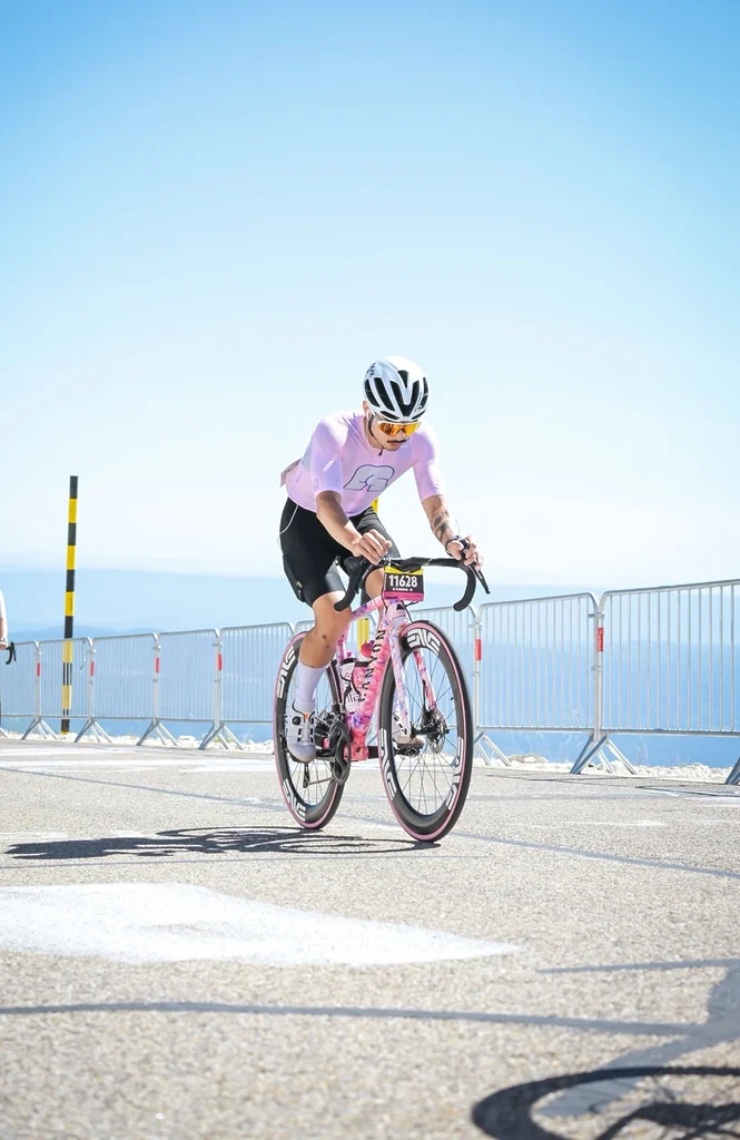 Timothée en ascension avec son Canyon Ultimate CF SL7 équipé d’une transmission Shimano 105 mécanique en configuration montagne.