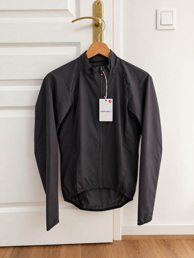 Veste cycliste Castelli Transition Air Jacket gris anthracite, légère et coupe-vent, idéale pour les sorties d'automne.