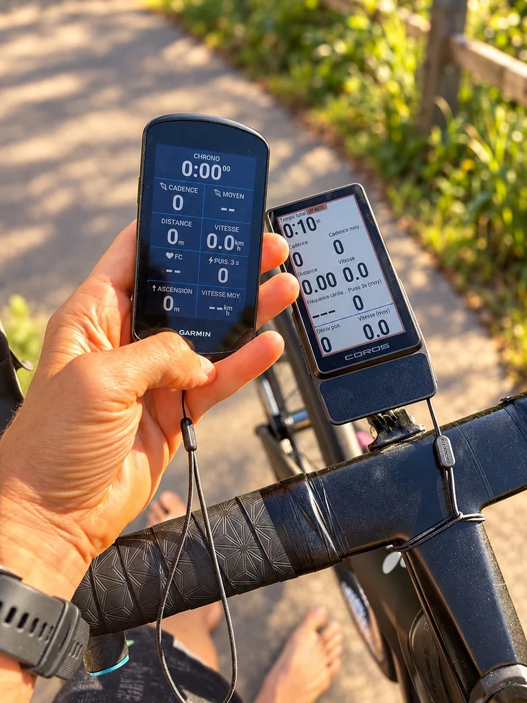 Comparaison des écrans et dimensions du Garmin Edge 1040 et du COROS DURA 2 Solar.