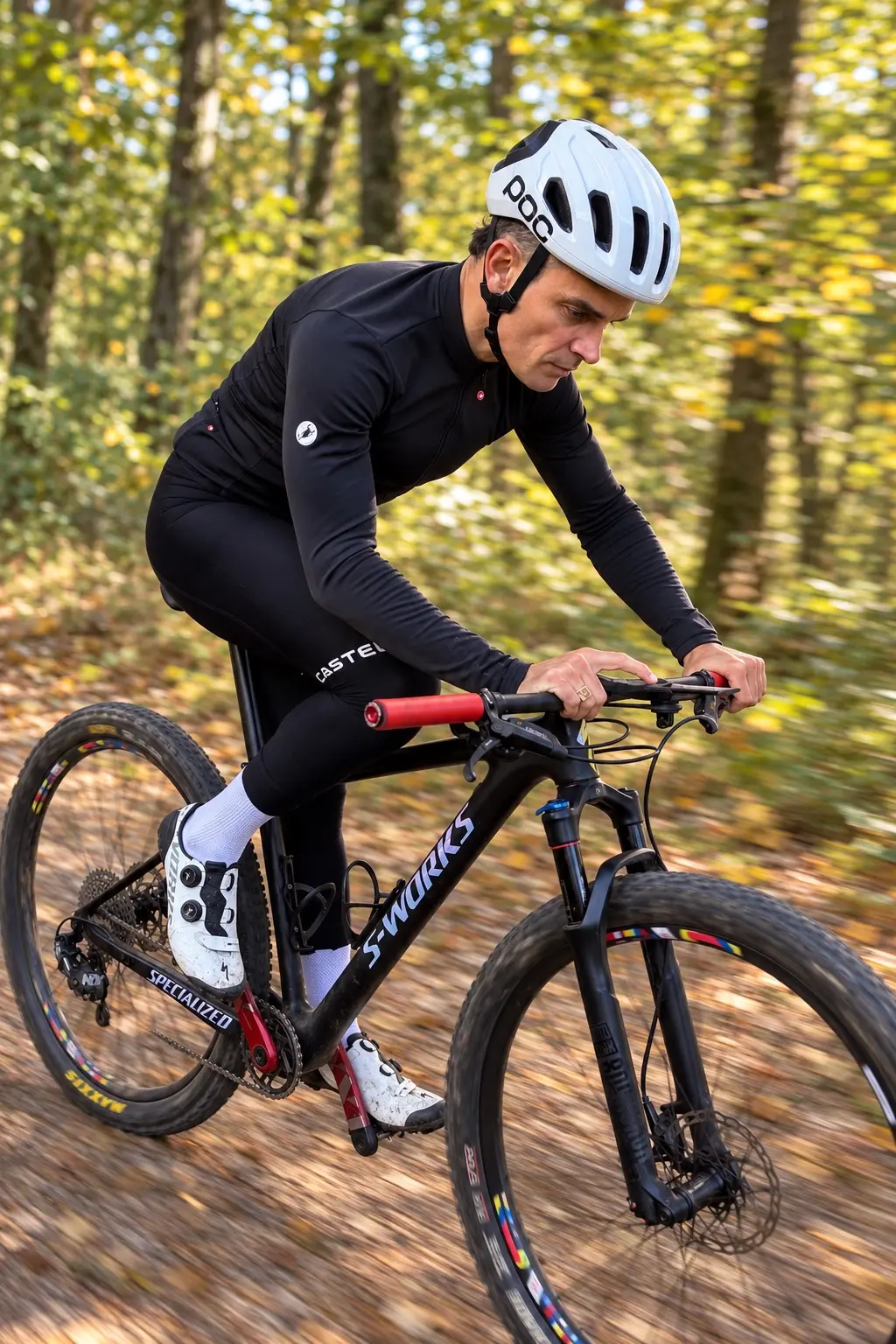 Essai du COROS DURA 2 Solar en VTT sur un Specialized S-Works Epic dans les chemins forestiers.