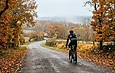 cycliste sur route d'automne