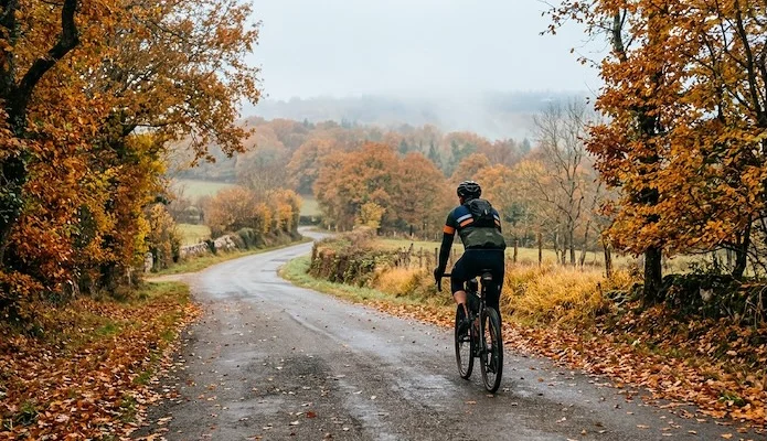 cycliste sur route d'automne