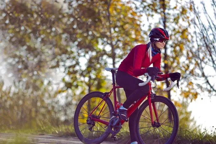 Cycliste femme dans un décor d'automne