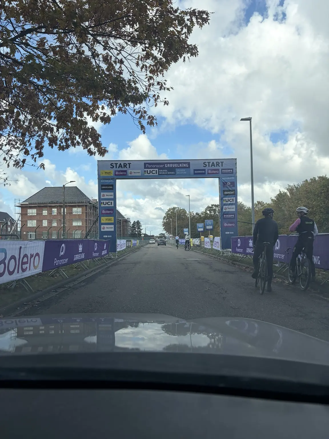 Arche de départ de la UCI Gravel World Series de Leuven 2026, en Belgique. Une illustration de l'essor du gravel race, où la recherche de performance et la compétition prennent une place croissante aux côtés des pratiques traditionnelles de voyage, de bikepacking et d'aventure.