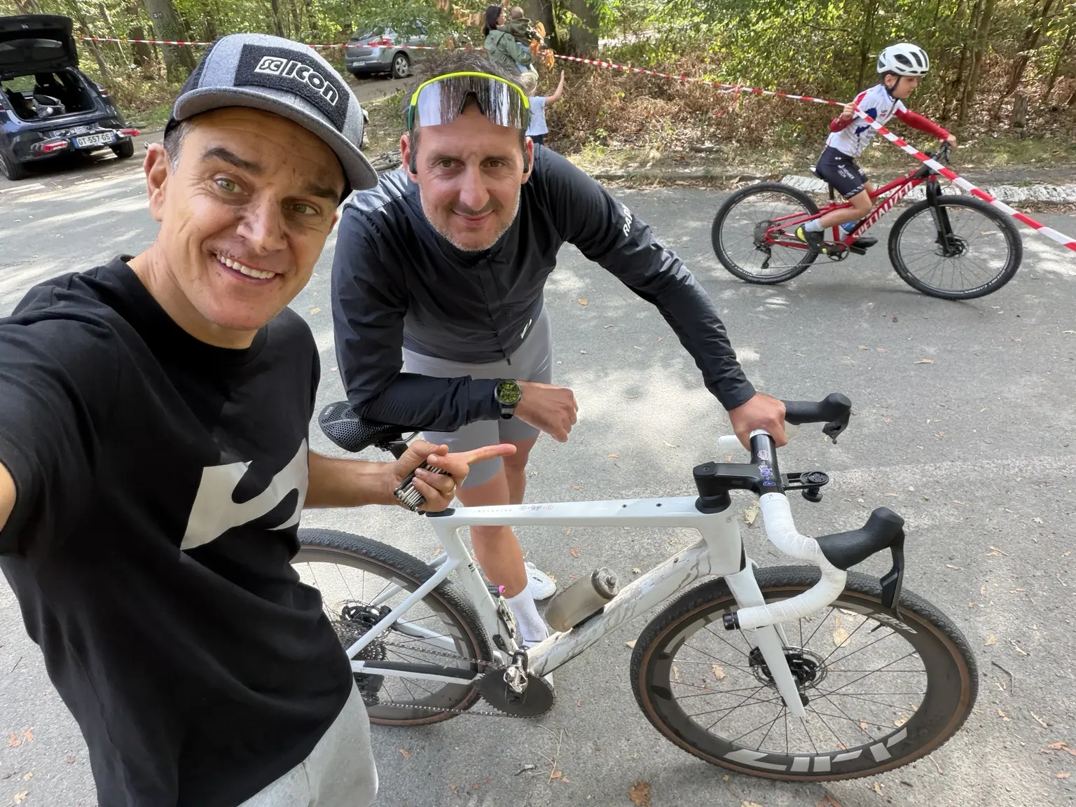 Guillaume avec son gravel ROSE équipé de roues carbone et de pneus généreux. Un exemple de gravel race moderne, associant esthétique, rendement et polyvalence, où la recherche de vitesse n'empêche pas de s'aventurer sur les chemins les plus exigeants.