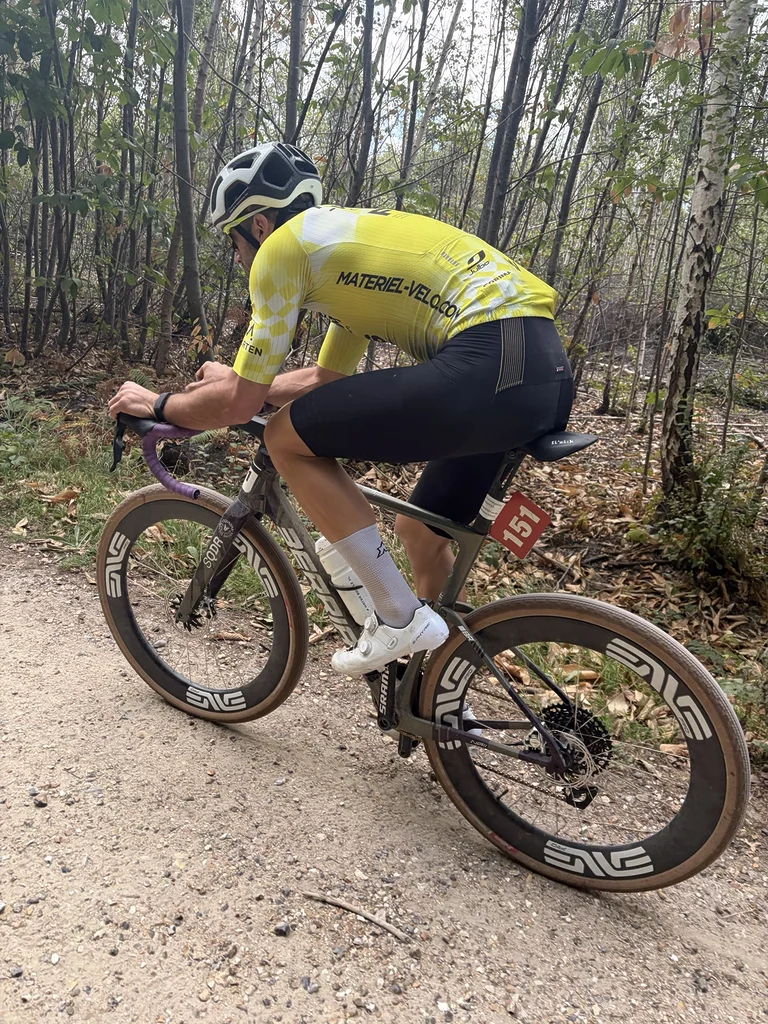 Dany Maffeïs en pleine action sur son Berria Naii équipé d’un groupe SRAM Red XPLR et de roues ENVE G 6.7 Pro. Une image qui illustre l’évolution du gravel moderne vers des montages plus sportifs, plus radicaux et de plus en plus tournés vers la performance.