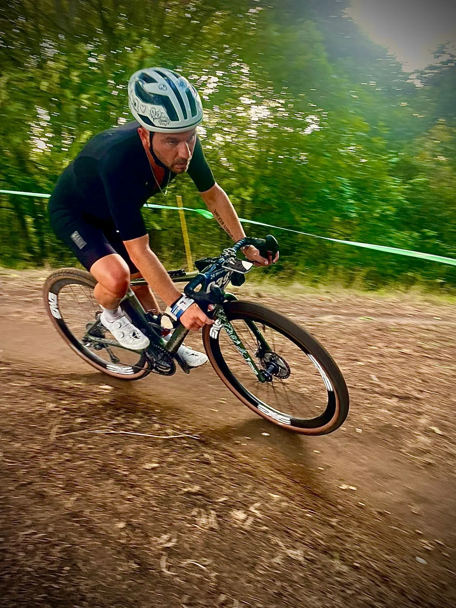 Anthony Colas en pleine action sur son gravel ENVE MOG, équipé de roues carbone et de pneus larges à crampons. Un vélo au caractère sportif affirmé, qui illustre parfaitement l'esthétique des gravels race modernes, entre lignes agressives, recherche de rendement, maîtrise technique et plaisir de pilotage.