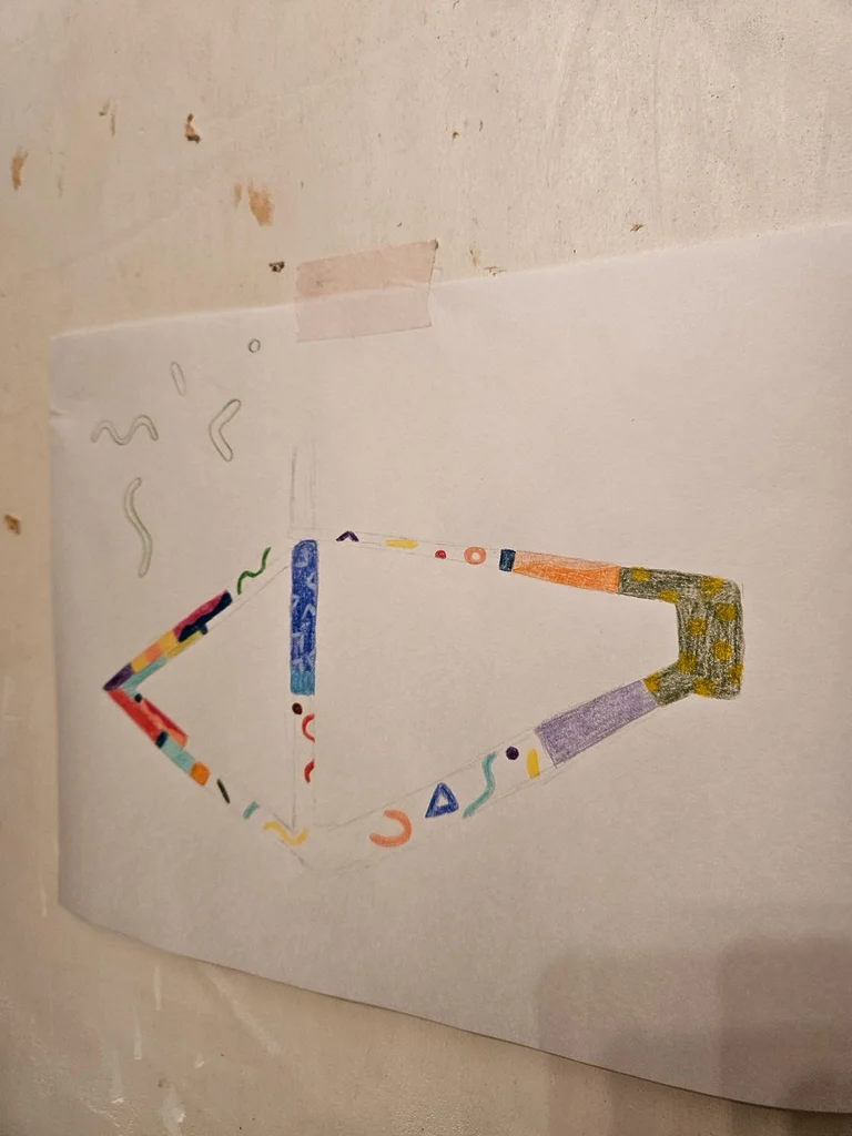Croquis préparatoire réalisé par Mathilde AT pour la personnalisation artistique du cadre en bois Gonnel Embrun. Le dessin présente les premières recherches de formes, de motifs et de couleurs avant leur application sur le vélo.