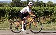 Cycliste féminine sur vélo à assistance électrique