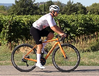 Cycliste féminine sur vélo à assistance électrique